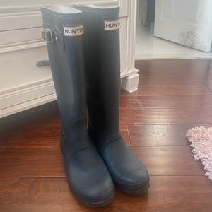 USED, it good condition. Hunter rain boots, navy blue